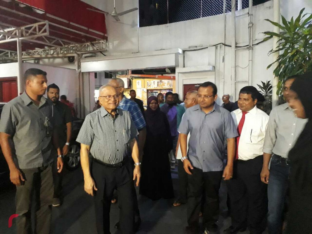ކުރީގެ ރައީސް މައުމޫން މެމްބަރުންނާ ބައްދަލުކުރެއްވުމަށް ކުނޫޒަށް ވަޑައިގަންނަވަނީ
