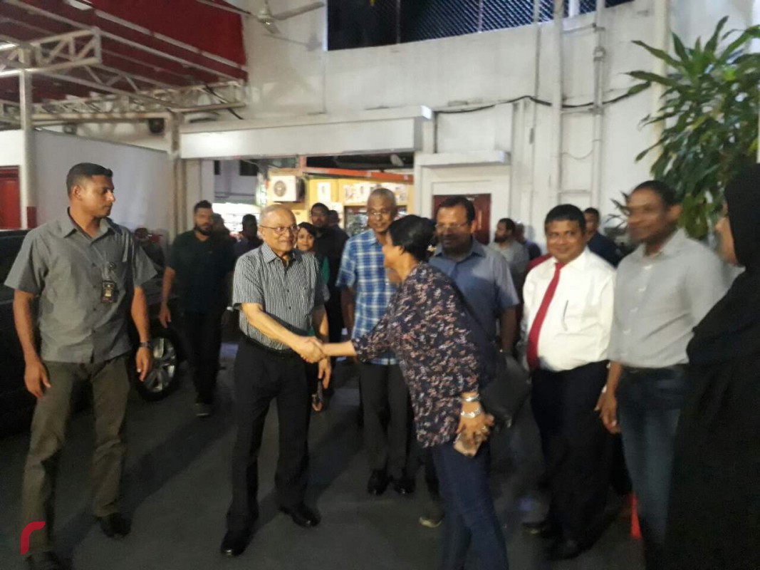 ރައީސް މައުމޫނު ކުނޫޒުގައި 