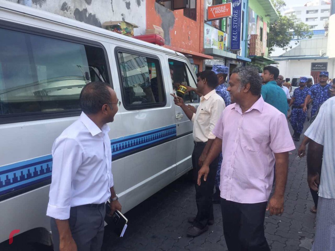 ފާރިސް މައުމޫންގެ މުއްދަތު ޖެހުމުގެ މަޖިލިސް ކްރިމިނަލް ކޯޓްގައި ކުރިއައްގެންދިޔަ ވަގުތު އެ ސަރަހައްދައް އެއްވެފައި ތިބި ފަރާތްތައް އަޑުއުފުލުމުން ފުލުހުން ވަނީ ބާރުގެ ބެނުންކޮށް ޕެޕާ ސްރޭ ޖަހާފައި