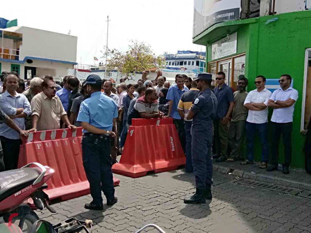 ފާރިސް މައުމޫންގެ މުއްދަތު ޖެހުމުގެ މަޖިލިސް ކްރިމިނަލް ކޯޓްގައި ކުރިއައްގެންދިޔަ ވަގުތު ފުލުުހުން އެސަރަހައްދު ބަންދުކޮށްފައި، 