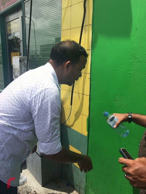 ފާރިސް މައުމޫންގެ މުއްދަތު ޖެހުމުގެ މަޖިލިސް ކްރިމިނަލް ކޯޓްގައި ކުރިއަށް ގެންދިޔަ ވަގުތު އެ ސަރަހައްދަށް އެއްވެފައި ތިބި ފަރާތްތައް އަޑުއުފުލުމުން ފުލުހުން ވަނީ ބާރުގެ ބޭނުންކޮށް ޕެޕާ ސްރޭ ޖަހާފައި