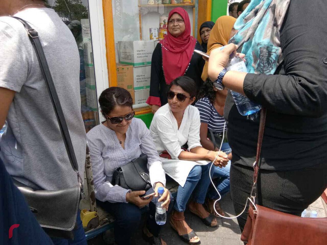 ފާރިސް މައުމޫންގެ މުއްދަތު ޖެހުމުގެ މަޖިލިސް ކްރިމިނަލް ކޯޓްގައި ކުރިއައްގެންދިޔަ ވަގުތު ޔުމްނާ މައުމޫން އަދި އީވާ އަބްދުﷲ އެ ސަރަހައްދުގައި މަޑުކޮށްލައިގެން