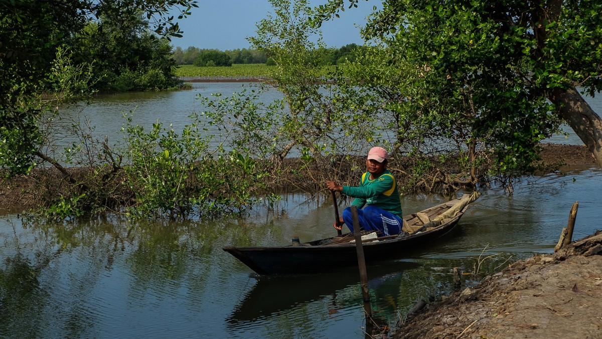 އިންޑޮނީޝިއާގެ މި އަވަށުގައި މީހުންނަށް ހިނގާއުޅުމަށް ދަތިވެފައިވުމުން ދަތުރު ފަތުރުކުރަން ޖެހެނީ ބޮއްކުރާގައި