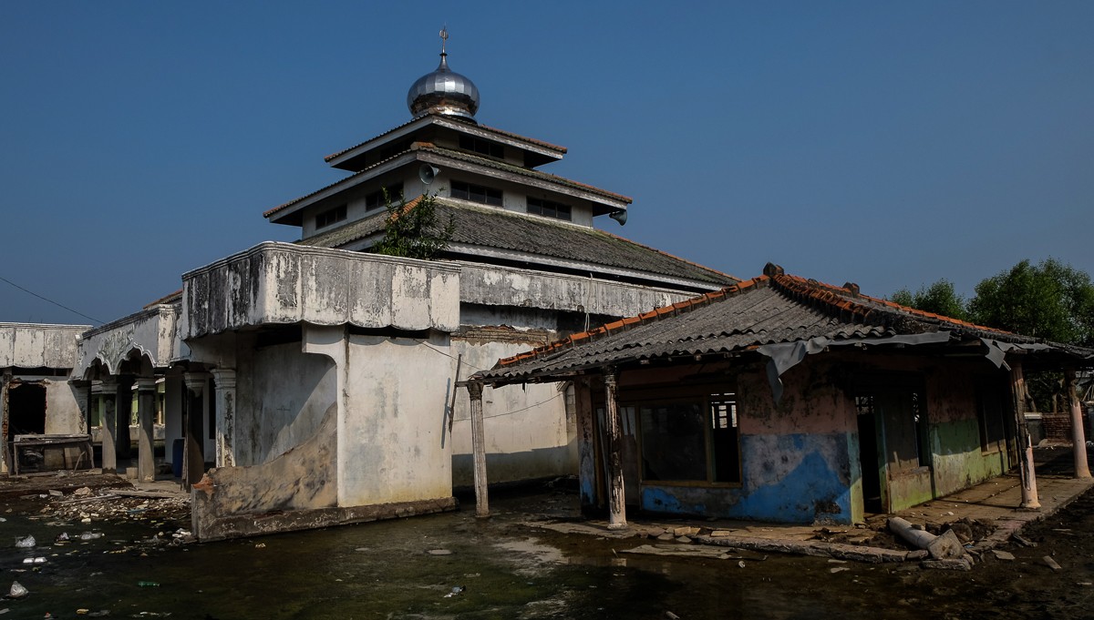 އިންޑޮނީޝިއާގެ ބެކާސީގައި ހުންނަ މިސްކިތެއް، ކުރިން ނަމާދު ކުރަމުުން ދިޔަ މި މިސްކިތުގައި މިހާރު ނަމާދު ކުރަނީ ވަރަށް މަދު ބައެއް.