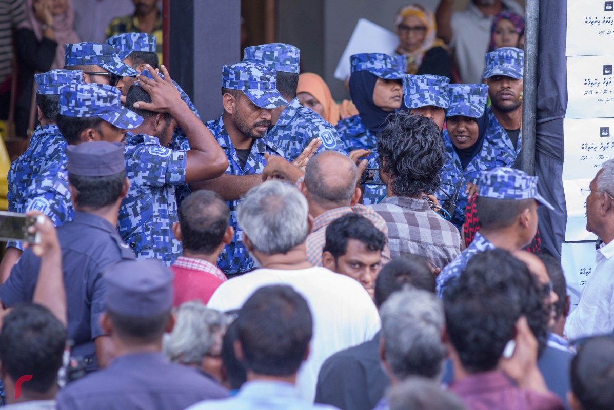 ގިނަ ދުވަސްތަކަކަށް ފަހު އިދިކޮޅު ފަރާތްތަކުން މަގުމަތީގައި މުޒާހަރާއެއް ބޭއްވިއިރު، ޖުމުލަ ހަތަރު މީހުން ހައްޔަރުކުރި: އެ އެންމެން ވެސް ވަނީ ދޫކޮށްލާފައި