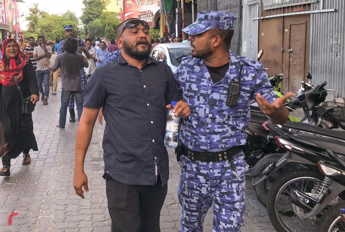 ފުލުހުން އަދާލަތް ޕާޓީގެ ނައިބު ރައީސް އަލީ ޒާހިރު ހައްޔަރުކޮށްގެން ގެންދަނި ، ފުލުހުން ވަނީ މުޒާހަރާ ރޫޅާލުމަށް ބާރުގެ ބޭނުންކޮށް ޕެޕާ ސްޕްރޭ ޖަހައި އަނިޔާކޮށްފައި