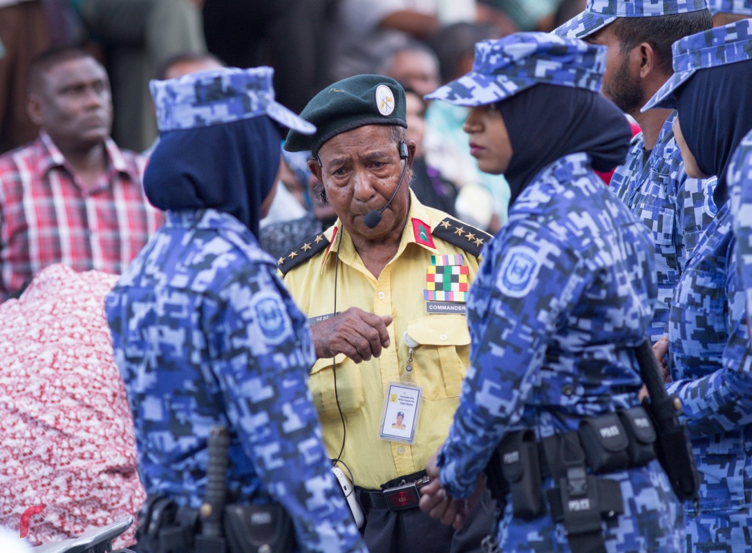 އެމްޑީޕީން ބާއްވާ މުޒާހަރާތަކުގައި ސެކިއުރިޓީއެއްގެ ގޮތުގައި ފެންނަ މީހާއާ ފުލުހުން ވާހަކަ ދައްކަނީ