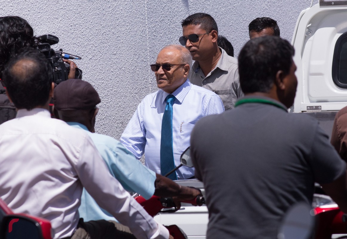 މިއަދު ބޭއްވި ފާރިސް މައުމުންގެ ޝަރީއަތުގެ މަޖިލީހަށް، ފާރިސް މައުމޫންގެ ބައްޕާފުޅު އަދި ޕީޕީއެމްގެ ކުރީގެ ރައީސް މައުމޫން ކްރިމިނަލް ކޯޓަށް ވަޑައިގަންނަވަނީ