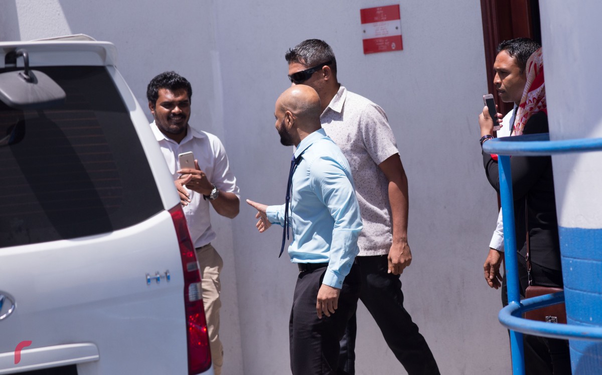 ފުލުހުން ހިންގަމުން ދަނީ ޣައިރު ގާނޫނީ ތަހްގީގެއް ކަމަށް ވިދާޅުވެ، ދިއްގަރު ދާއިރާގެ މެމްބަރު އަހްމަދު ފާރިސް މައުމޫން ފުލުހުންގެ ތަހްގީގަށް ބަޔާން ދެއްވުމަށް ވަނީ އިއުތިރާޒު ކުރައްވާފައެވެ