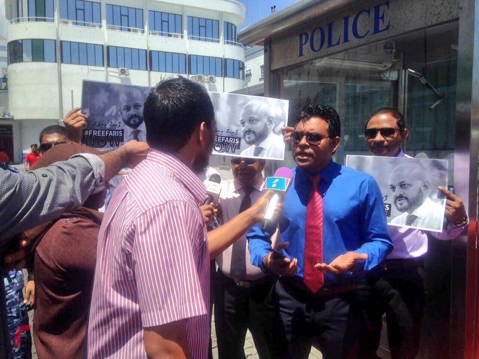 ފާރިސް މައުމޫންގެ ޝަރީއަތުގެ މަޖިލިސް ކުރިއަށް ގެންދިޔަ ވަގުތު އިދިކޮޅު އިއްތިހާދުގެ މެމްބަރުން ފާރިސް ދޫކޮށްލުމަށް އަޑުއުފުލަނީ 