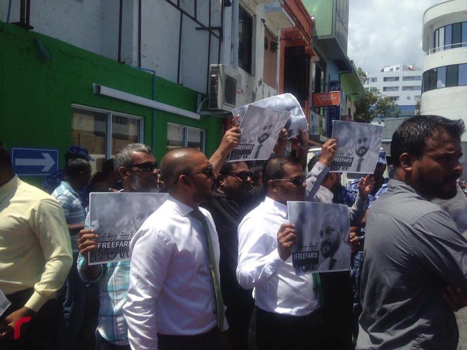 ފާރިސް މައުމޫންގެ ޝަރީއަތުގެ މަޖިލިސް ކުރިއައްގެންދިޔަ ވަގުތު އިދިކޮޅު އިއްތިހާދުގެ މެމްބަރުން ފާރިސް ދޫކޮށްލުމަށް އަޑުއުލި ވަގުތު ފުލުހުން ވަނީ އެ ސަރަހަށްދު ބަންދުކޮށްފައި 