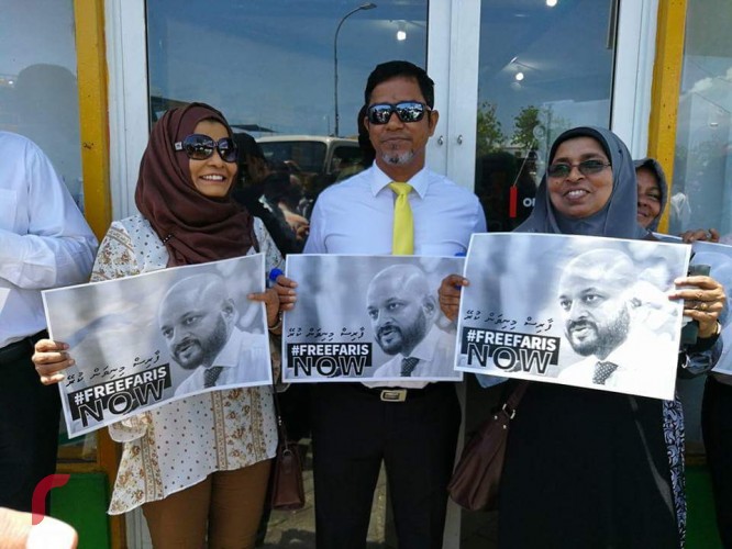 ފާރިސް މައުމޫންގެ ޝަރީއަތުގެ މަޖިލިސް ކުރިއައްގެންދިޔަ ވަގުތު އިދިކޮޅު އިއްތިހާދުގެ މެމްބަރުން ފާރިސް ދޫކޮށްލުމަށް އަޑުއުފުލަނީ 