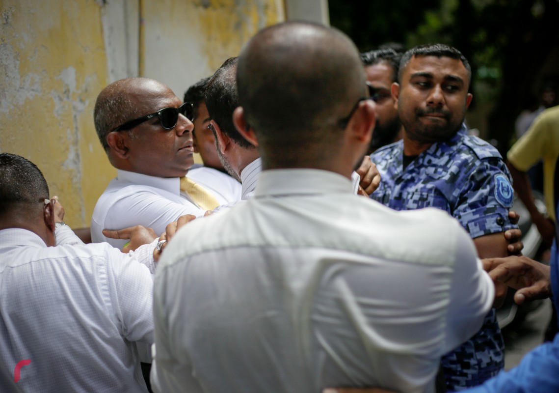 ގުޅިފައިވާ އިއްތިހާދުގެ މެމްބަރުން މަޖިލީހަށް ވަންނަން މަސައްކަތްކުރުމުން ފުލުހުން ހުރަސް އަޅަނީ ، ފުލުހުން ވަނީ ބާރުގެ ބޭނުންކޮށް ޕެޕާ ސްޕްރޭ ޖަހާފައި. މިކަމުގެ ސަބަބުން ގިނަ މެމްބަރުންނަށް ވަނީ އެކި ވަރުގެ އަނިޔާ ވެފައި