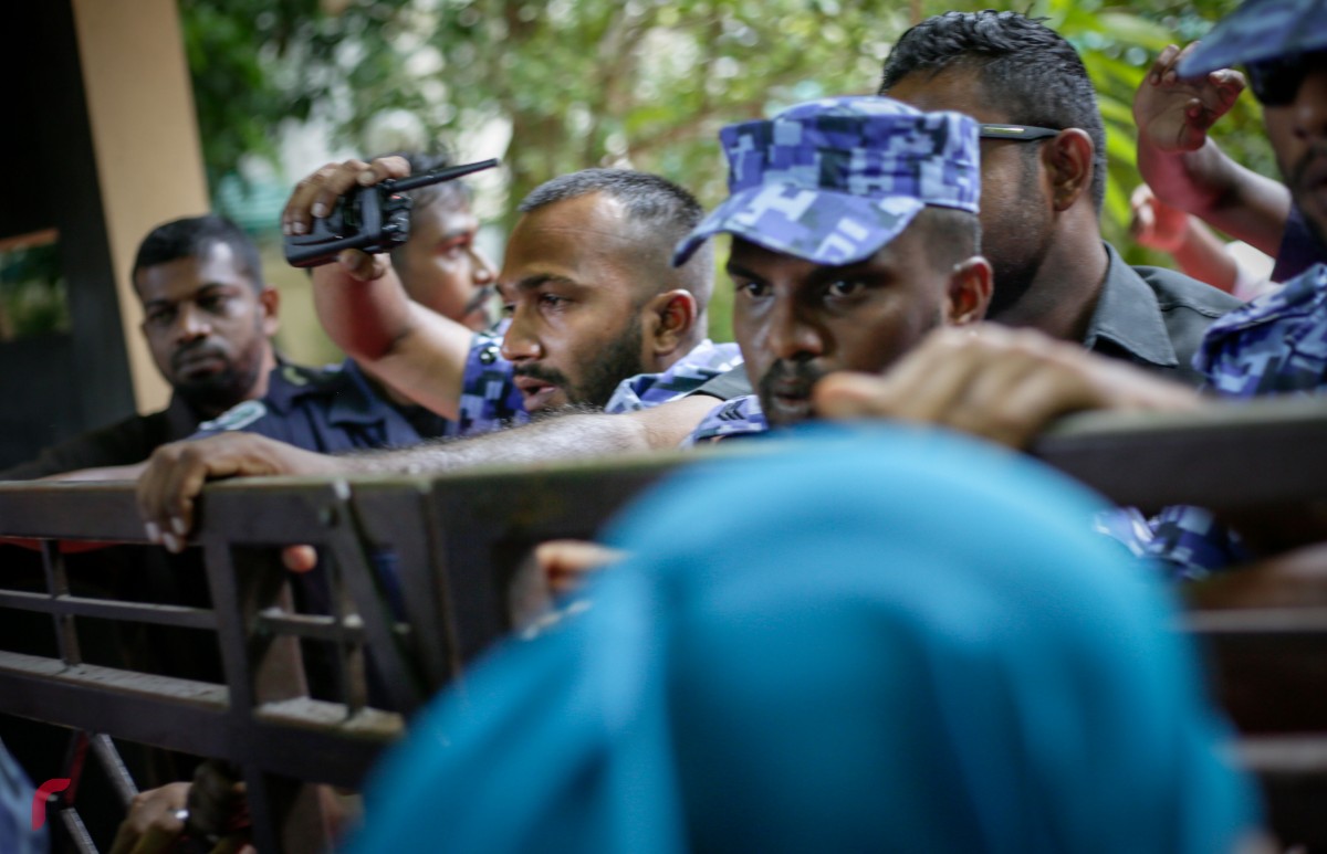 ގުޅިފައިވާ އިއްތިހާދުގެ މެމްބަރުން މަޖިލީހަށް ވަންނަން މަސައްކަތްކުރުމުން ފުލުހުން ހުރަސް އަޅަނީ ، ފުލުހުން ވަނީ ބާރުގެ ބޭނުންކޮށް ޕެޕާ ސްޕްރޭ ޖަހާފައި.