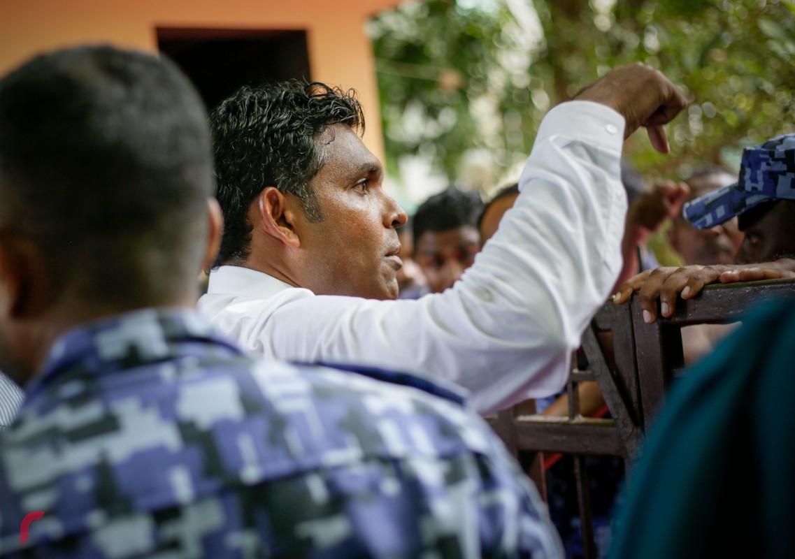 ގުޅިފައިވާ އިއްތިހާދުގެ މެމްބަރުން މަޖިލީހަށް ވަންނަން މަސައްކަތްކުރުމުން ފުލުހުން ހުރަސް އަޅަނީ ، ފުލުހުން ވަނީ ބާރުގެ ބޭނުންކޮށް ޕެޕާ ސްޕްރޭ ޖަހާފައި. މިކަމުގެ ސަބަބުން ގިނަ މެމްބަރުންނަށް ވަނީ އެކި