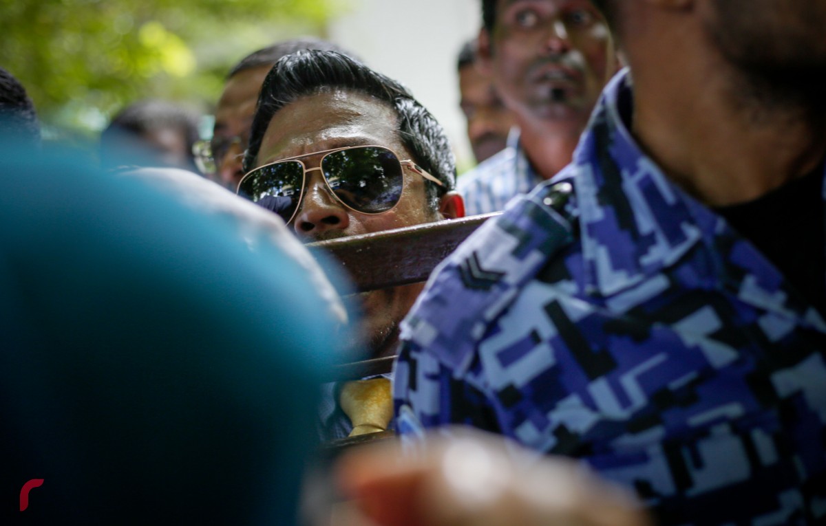 ގުޅިފައިވާ އިއްތިހާދުގެ މެމްބަރުން މަޖިލީހަށް ވަންނަން މަސައްކަތްކުރުމުން ފުލުހުން ހުރަސް އަޅަނީ ، ފުލުހުން ވަނީ ބާރުގެ ބޭނުންކޮށް ޕެޕާ ސްޕްރޭ ޖަހާފައި.