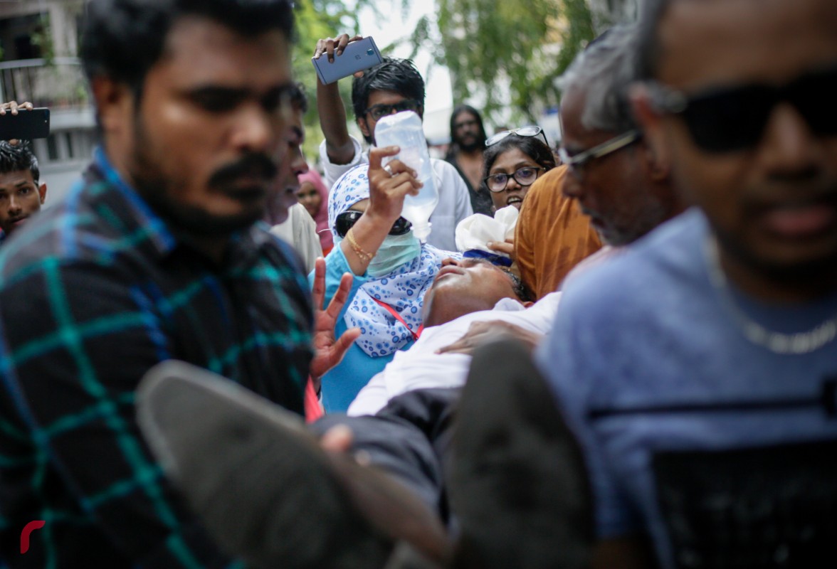 މެންބަރު ފައިސަލް އަށް އަނިޔާވެ ހޮސްޕިޓަލްއަށް ގެންދަނީ، މެމްބަރު ފައިސަލްއަށް އަނިޔާވެފައިވަނީ މަޖިލީހަށް ވަންނަންއުޅުމުގެ ތެރޭގައި ފުލުހުން ބާރުގެ ބޭނުންކޮށް ޕެޕާ ސްރޭ ޖެހުމުގެ ސަބަބުން