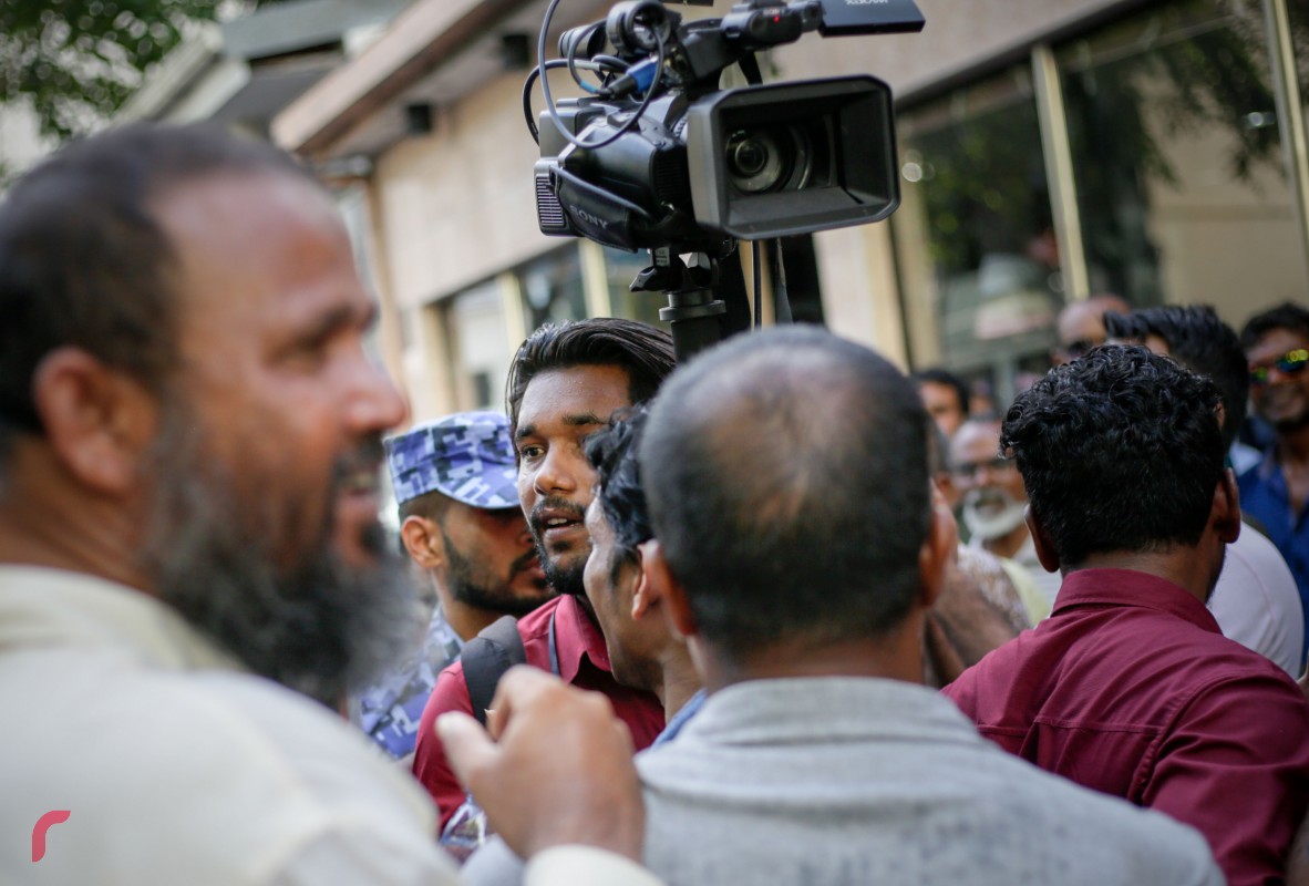 ފުލުހުން ނޫސްވެރިއަކު ބެލުމުގެ ދަށަށް ގެންދަނީ، ފުލުހުން ވަނީ ޓީވީ ސްޓޭޝަންތަކުގެ ލައިވް ހުއްޓުވައި ނޫސްވެރިންނަށް ފުޅާ ގޮތެއްގައި ހުރަސް އަޅާފައި