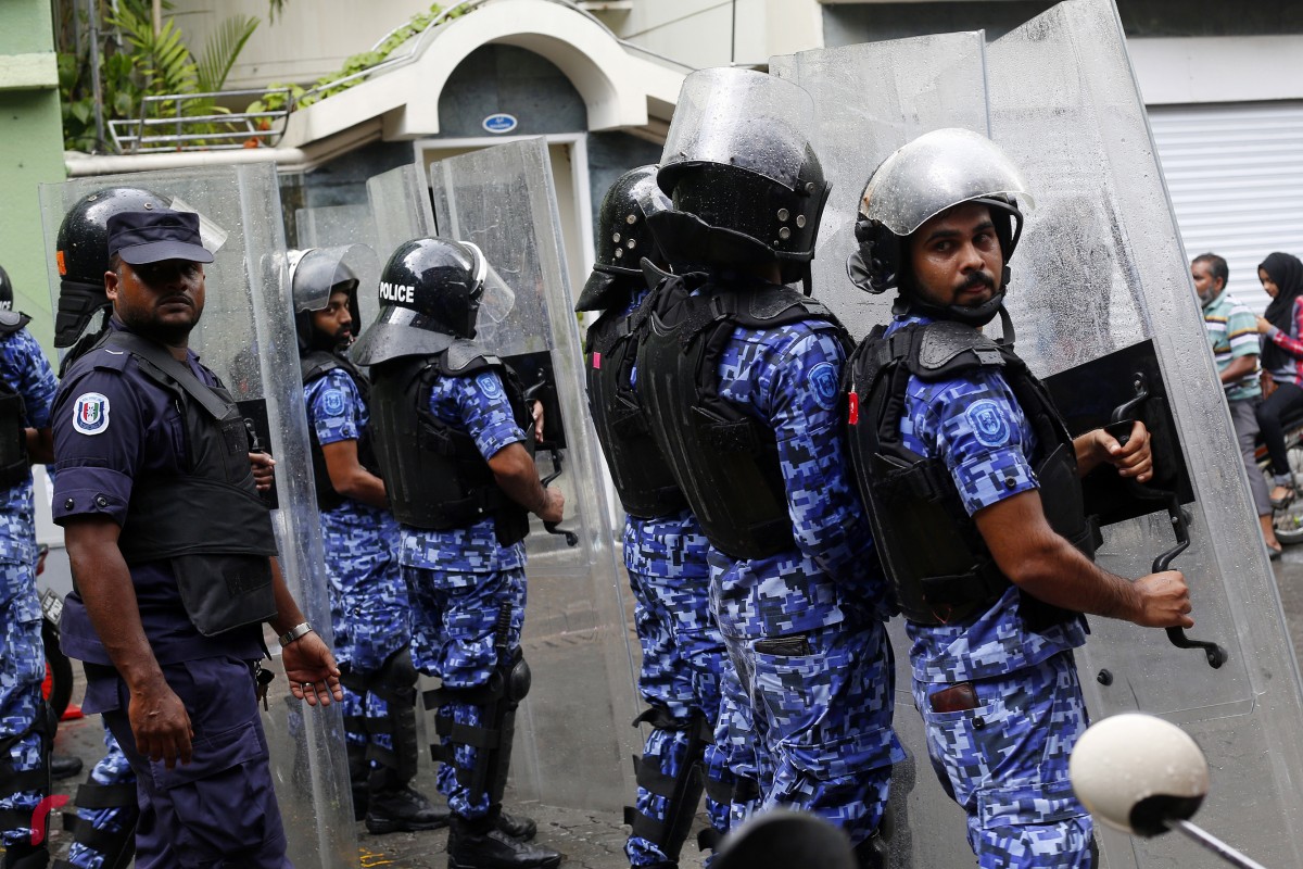 ސުޕްރީމް ކޯޓުގެ ފަނޑިޔާރުންނަށް އެ ކޯޓުން ނުވަދެވޭ ގޮތް ހެދުމާއި، ރައްޔިތުންގެ މަޖިލިސް މެންބަރުން މަޖިލީހަށް ވަނުން މަނާކުރުމުގައި ތަފާތެއް ނެތް ކަމަށް ގާނޫނީ ވަކީލު މައުމޫން ހަމީދު ވިދާޅުވި