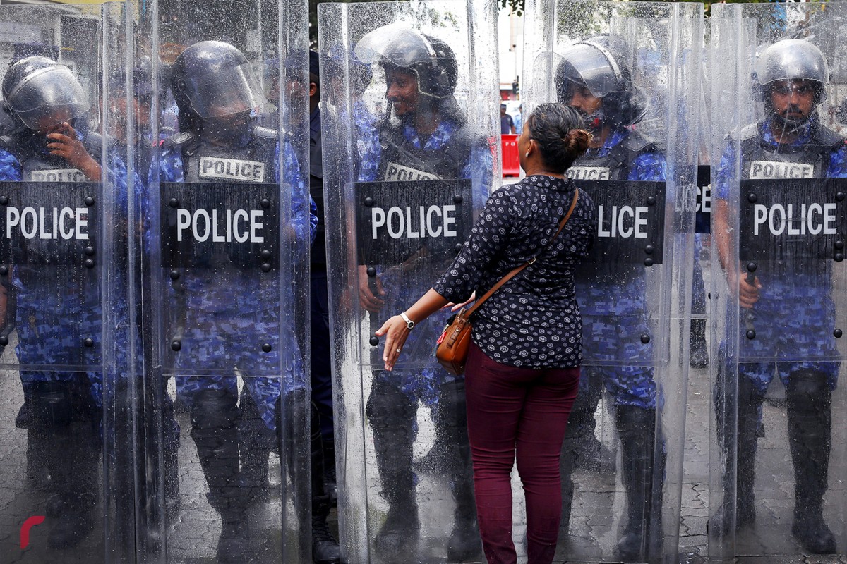 ފުލުހުން ޝީލްޑާއެކު