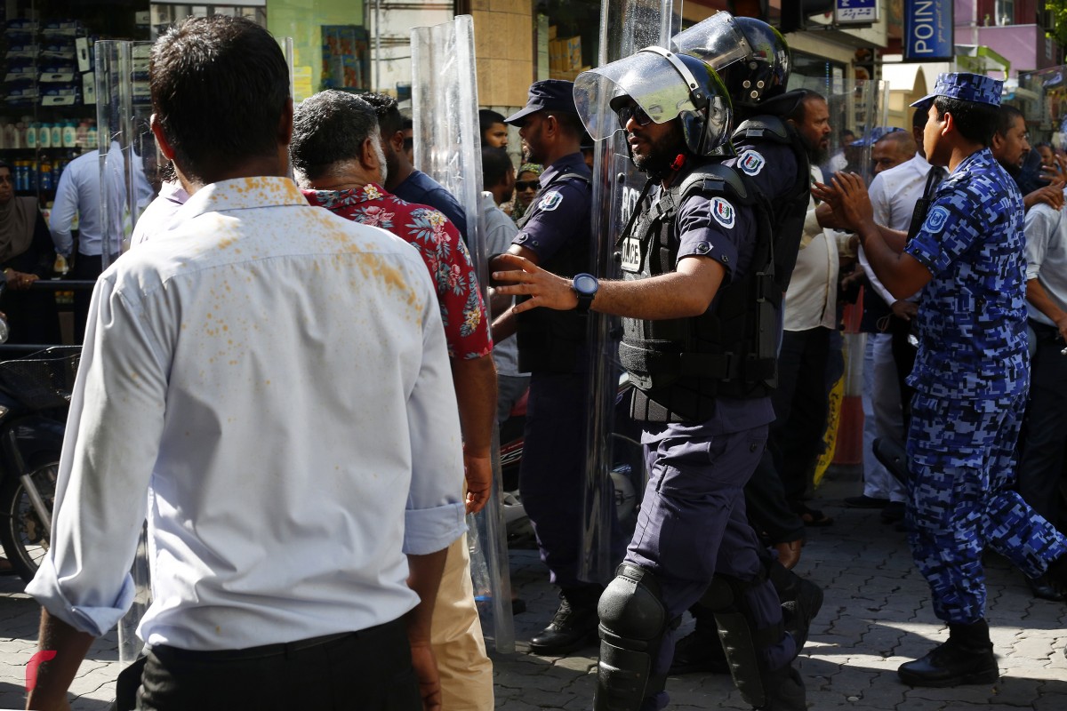  ހަ މެންބަރުންގެ ގޮނޑި ގެއްލިއްޖެ ކަމަށް ކަނޑައަޅައި ބައި-އިލެކްޝަން ބާއްވަން ނިންމާފައިވާއިރު، އިދިކޮޅު ފަރާތްތަކުން ބުނަމުންދަނީ ގާނޫނު އަސާސީގައި ވަކިގޮތެއް ބަޔާންކޮށްފައިވަނިކޮށް އިލެކްޝަންސް ކޮމި