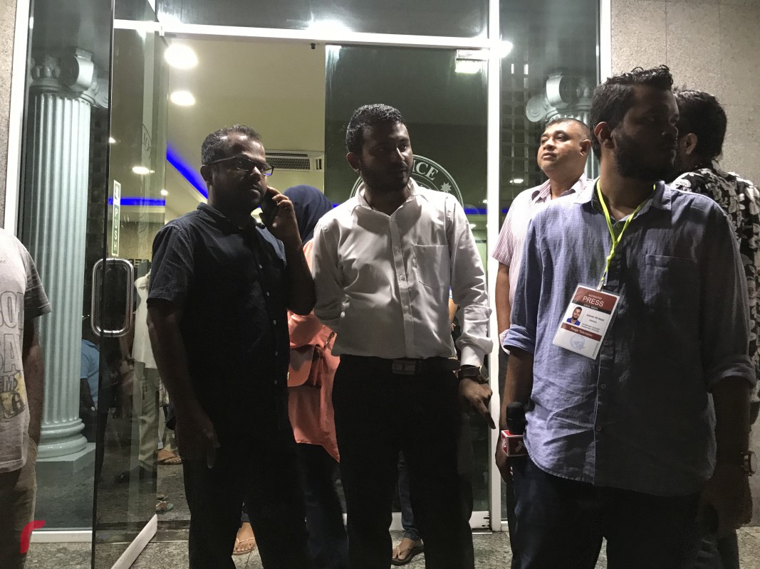 ރާއްޖެ ޓީވީގެ ނޫސްވެރިން ފުލުސް އޮފީހުން ދޫކޮށްލުމުން ފުލުސް އޮފީސް ބޭރުގައި