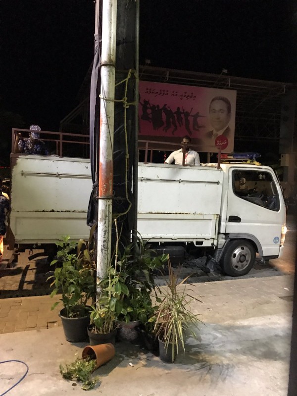 ރާއްޖެ ޓީވީގެ ނޫސްވެރިޔާ ހައްޔަރުކޮށް ފުލުހުންގެ ވެހިކަލްގައި، ފުލުހުން ވަނީ ނޫސްވެރިން ހައްޔަރުކޮށް އެކި ވަރުގެ އަނިޔާކޮށް އިކުއިޕްމަންޓްއައް ގެއްލުން ދީފަ