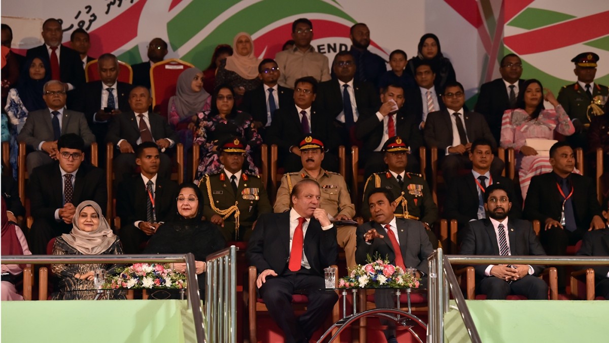 ރާއްޖޭގެ 52 ވަނަ މިނިވަން ދުވަސް ފާހަގަކުރުމަށް ބޭއްވި ކުޅިވަރުތަކުގެ ތެރެއިން، މިނިވަން ދުވަހުގެ ޝަރަފްވެރި މެހުމާނެއްގޮތުގައި ބައިވެރިވެފައިވަނީ ޕާކިސްތާންގެ ބޮޑުވަޒީރު ނަވާޒް ޝަރީފް