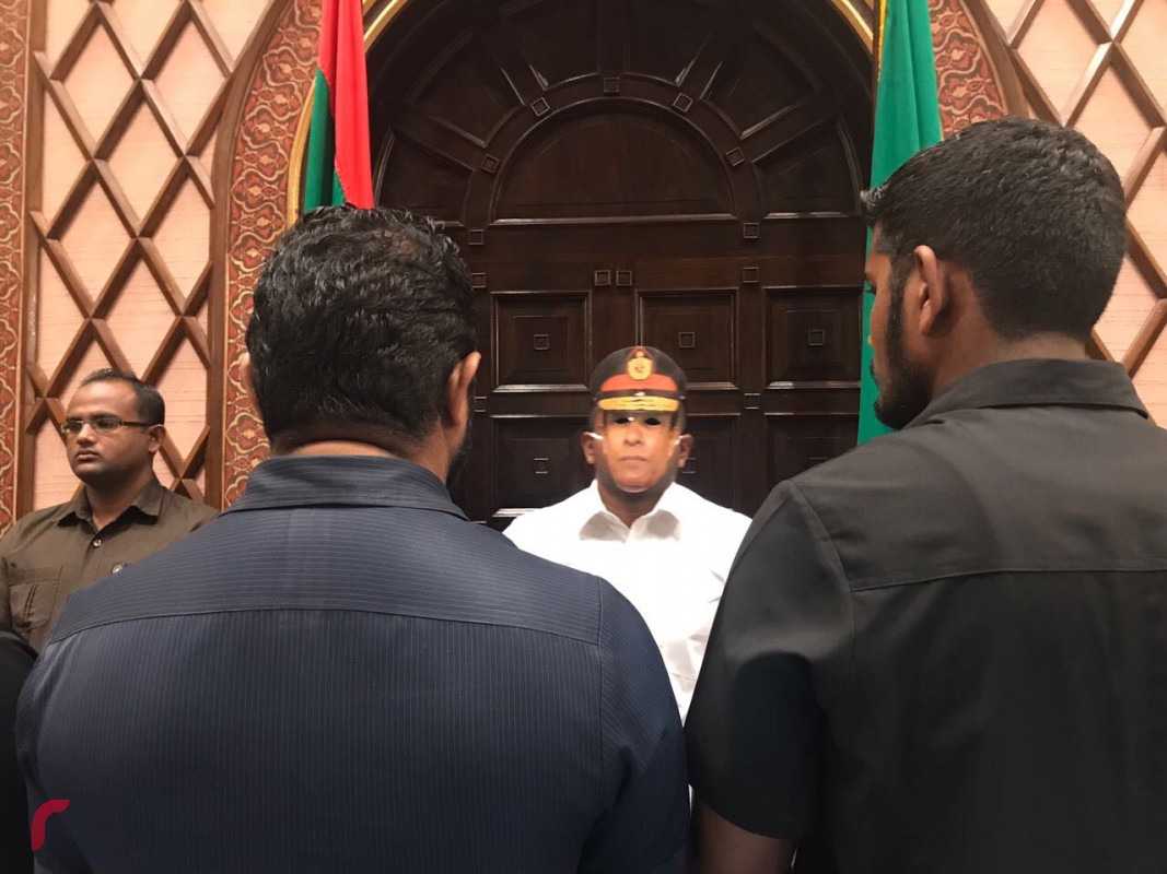 މަޖިލީހުގައި އިދިކޮޅު މެމްބަރުން މުޒާހަރާކޮށްފައި ވަނީ ޖެނެރަލް ޝިޔާމްގެ މާސްކް އަޅައިގެން. އަޑުއުފުލަމުން ދިޔަ މެމްބަރުން ވަނި މަޖިލީހުގެ ރައީސް މަސީހުއާއި ދެކޮޅަށް އަޑުއުފުލާފައެވެ