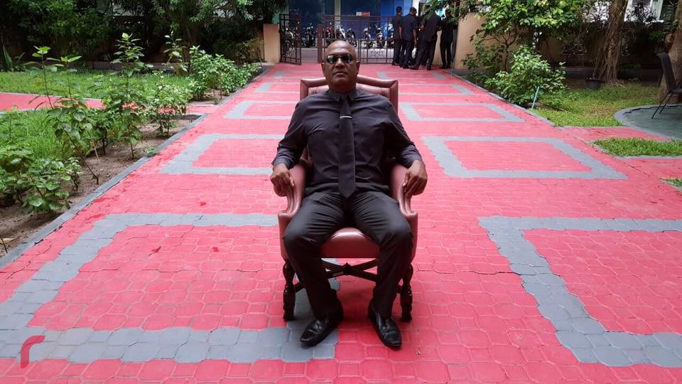 މަޖިލީހުގެ ޖަލްސާ ހުއްޓުވައި މަޖިލީހުގެ ރައީސްގެ ގޮނޑި މަޖިލީހުން ބޭރުކޮށްފައި