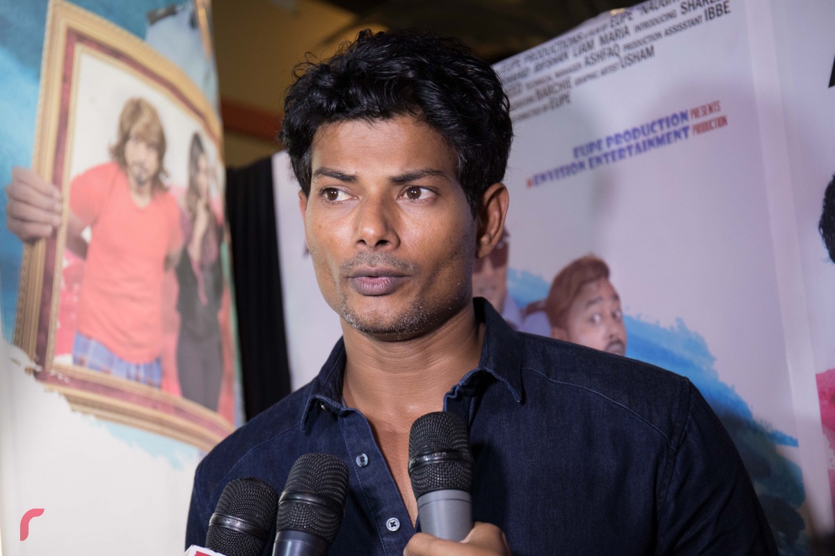 ފިލްމުގެ އެއް މެއިންް އެކްޓަރ ސީޒަން އަލީ ފިލްމް ޕްރިމިއާ ކުރުމުގެ ކުރިން ނޫސްވެރިންނަށް އިންޓަވިއު ދެނީ