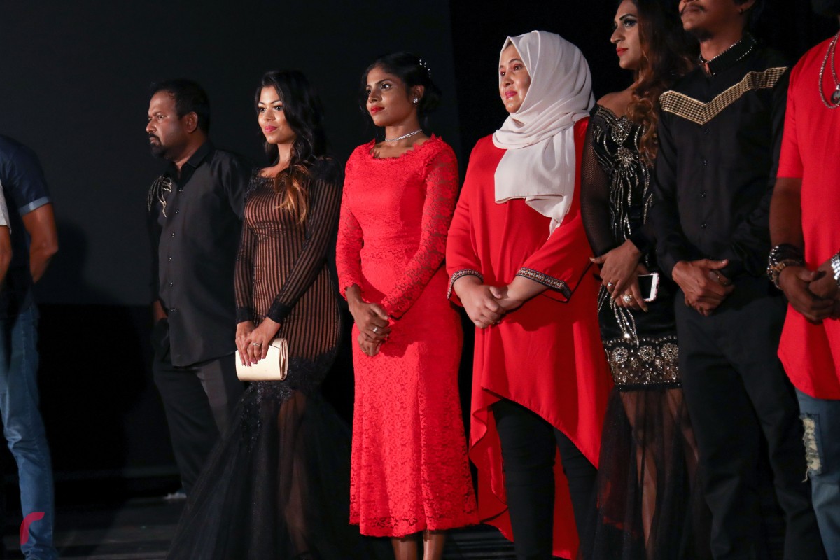 ފިލްމް ނޯޓީ 40 ފިލްމުގެ ކާސްޓުން ފިލްމް ޕްރިމިއާ ހަފްލާގައި މަޑުކޮށްލައިގެން، މި ފިލްމަކީ ގިނަ އަދަދެއްގެ މަޝްހޫރު ތަރިންނާއެކު އުފެއްދި އެންމެބޮޑު އެއްފިލްމް