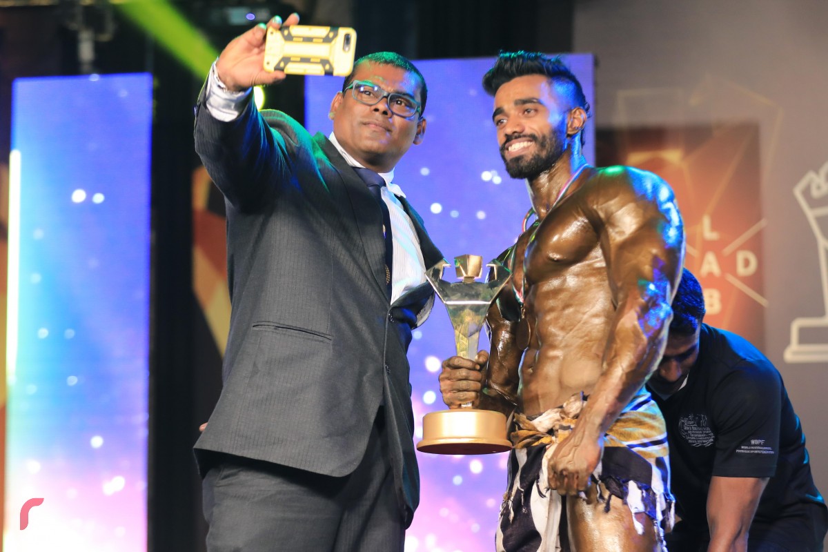 މި އަހަރުގެ މިސްޓަރ މޯލްޑިވްސް އަކަށް ހޮވުނު ޔާމްބެއާއެކު، 2001 އަދި 2002 ވަނަ އަހަރުގެ މިސްޓަ މޯލްޑިވްސް އަފްރާހް ސެލްފީއެއް ނަގަނީ