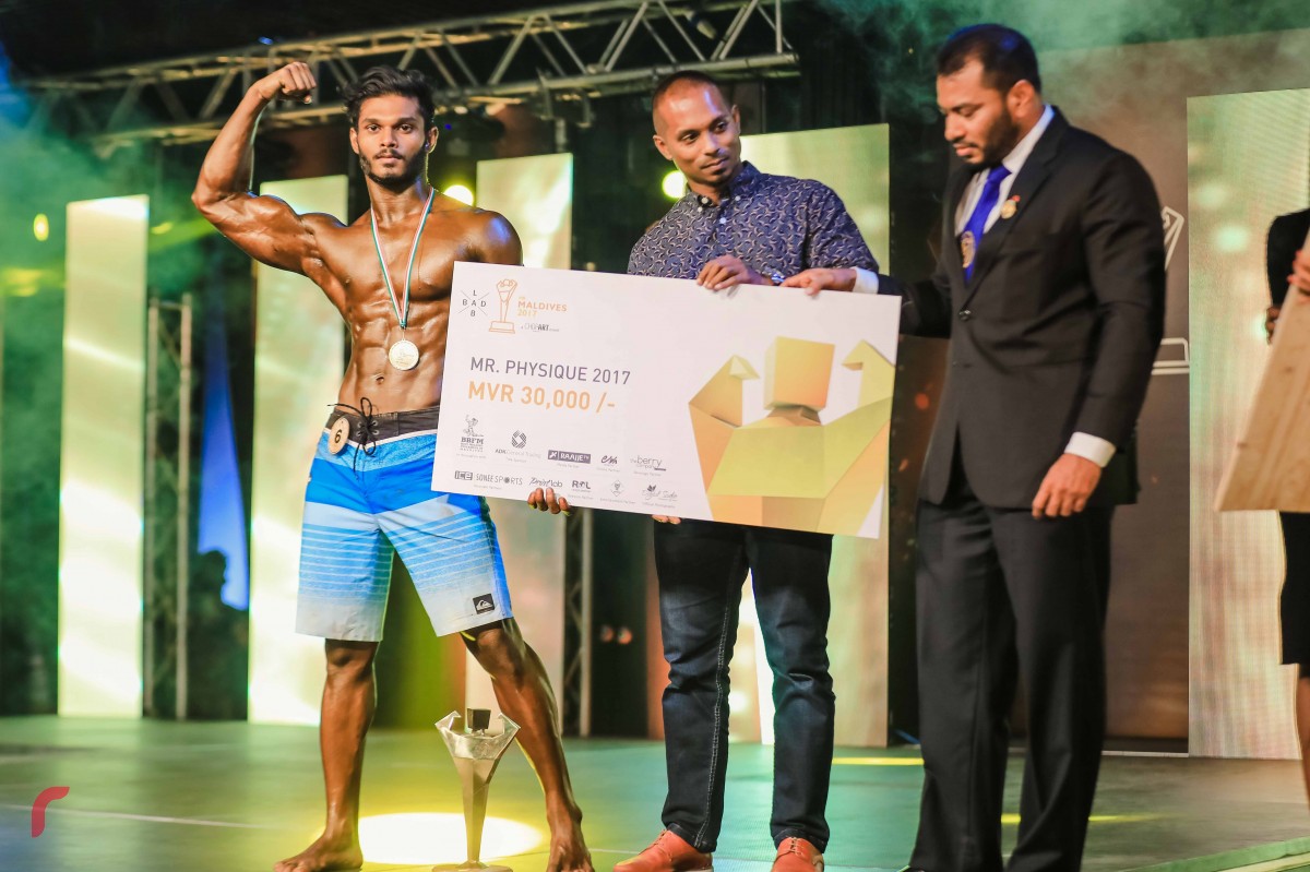 މިރޭ  އާޓް ގެލަރީގައި ކުރިއަށްދިޔަ މިސްޓަ މޯލްޑިވްސް ހަފްލާގައި މިސްޓާރ ފިޒީކް ލިބިފައިވަނީ ފާލިހް މުހައްމަދު އަށް 