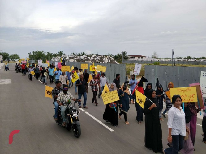 މިއަދު އިދިކޮޅު އިއްތިހާދުން އިންތިޒާމްކޮށްގެން ގދ ތިނަދޫގައި  ކުރި މުޒާހަރާ، މި މުޒާހަރާގައި ވަނީ ގިނަ ބަޔަކު ބައިވެރިވެ ސަރުކާރާއި އަދުގެ ރައީސުލް ޖުމްހޫރިއްޔާއާއި ދެކޮޅަށް އަޑުއުފުލާފައި