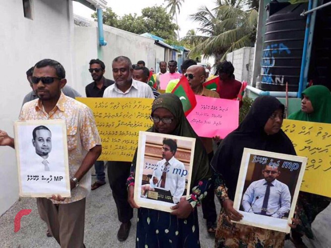 އައްޑޫ މަރަދޫ ދާއިރާގެ ރައްޔިތުންގެ މަޖިލީހުގެ މެމްބަރު އިބްރާހިމް ޝަރީފް ވިދާޅުވީ މިހާރު ގެންދާ މަގުމަތީ ހަރަކާތް ހުއްޓާލާނީ މިހާރު ހައްޔަރުގައި ތިބި މެމްބަރުން މިނިވަން ވުމުން ކަމަށް