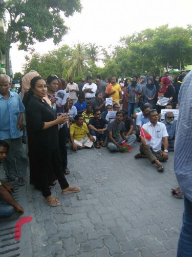 މިއަދު އިދިކޮޅު އިއްތިހާދުން ރާއްޖޭގެ އެކި ސަރަހައްދުތަކުގައި ބޭއްވި މުޒާހަރާތަކުގެ ތެރެއިން މާލޭގައި ކުރިއައްގެންދިޔަ މުޒާހަރާ. މި މުޒާހަރާތަކުގައި ގިނަ ބަޔަކު ވަނީ ބައިވެރިވެފައި