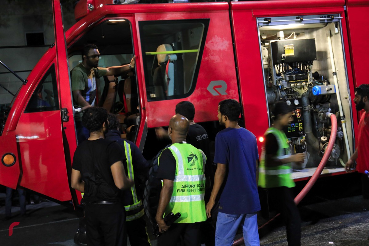 މިރޭ ހުޅުމާލޭގައި ހިނގި އަލިފާނުގެ ހާދިސާ ކޮންޓްރޯލް ކުރުމަށް އެމްއެންޑީއެފް އަދި އެއާޕޯޓް ފަޔާ އެންޑް ރެސްކިއު ހަރަކާތްތެރިވަނީ، މި ހާދިސާގައި 21 މީހަކަށް އެކިވަރުގެ އަނިޔާ ވަނީ ވެފައި