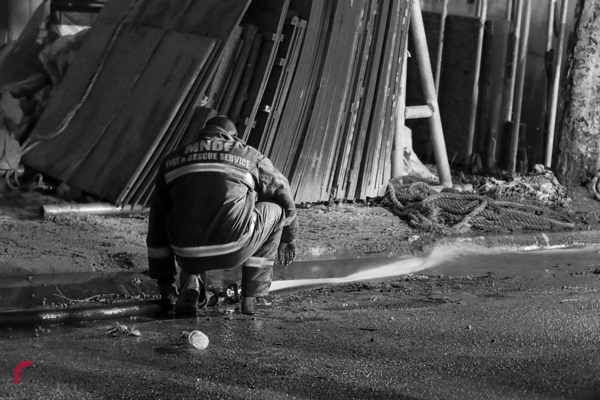 ހުޅުމާލޭގައި  ހުންނަ އަމީން ކޮންސްޓަރަކްޝަންގެ ގުދަނުގައި ހިނގި އަލިފާނުގެ ހާދިސާ ކޮންޓްރޯލް ކުރުމަށް އެމްއެންޑީއެފްގެ ފަޔާ އެންޑް ރެސްކިއު އިން ހަރަކާތްތެރިވަނީ