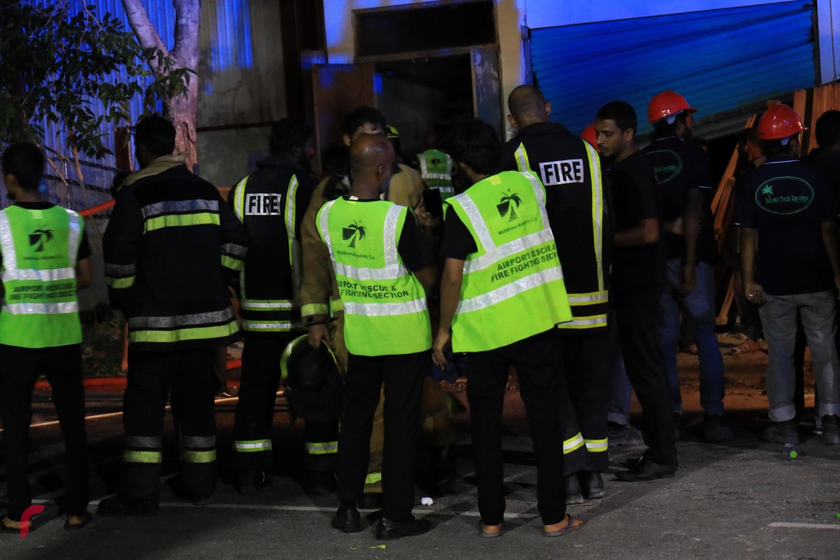 މިރޭ ހުޅުމާލޭގައި ހިނގި އަލިފާނުގެ ހާދިސާ ކޮންޓްރޯލް ކުރުމަށް އެމްއެންޑީއެފް އަދި އެއާޕޯޓް ފަޔާ އެންޑް ރެސްކިއު ހަރަކާތްތެރިވަނީ، މި ހާދިސާގައި 21 މީހަކަށް އެކިވަރުގެ އަނިޔާ ވަނީ ވެފައި