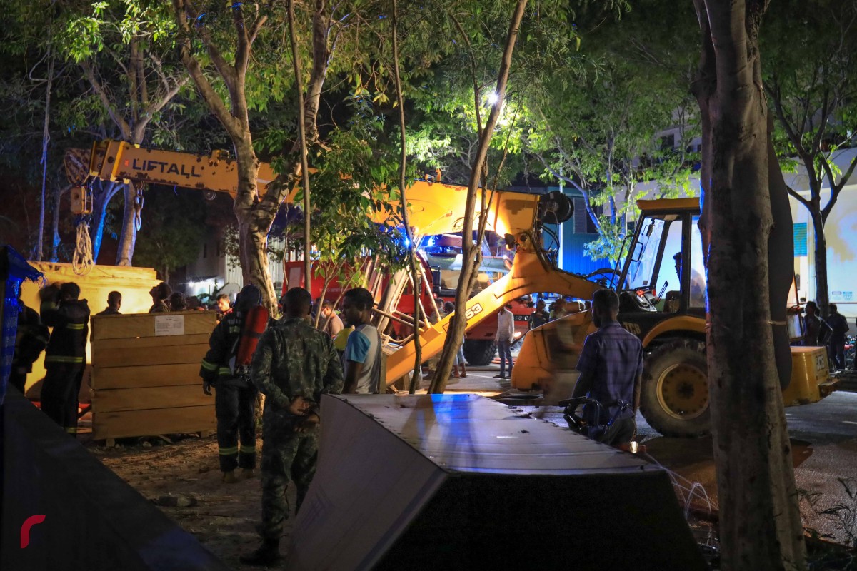 ހުޅުމާލޭގައި އަލިފާނުގެ ހާދިސާ ހިނގި އަމީން ކޮންސްޓަރަކްޝަންގެ ގުދަން ބޭރުގައި ހުރި މުދާތައް ދުރުކުރަނީ، އާސަންދައިން މައުލޫމާތު ދޭ ގޮތުގައި މި ހާދިސާގައި 21 މީހަކަށް އެކި ވަރުގެ އަނިޔާވެފައިވޭ