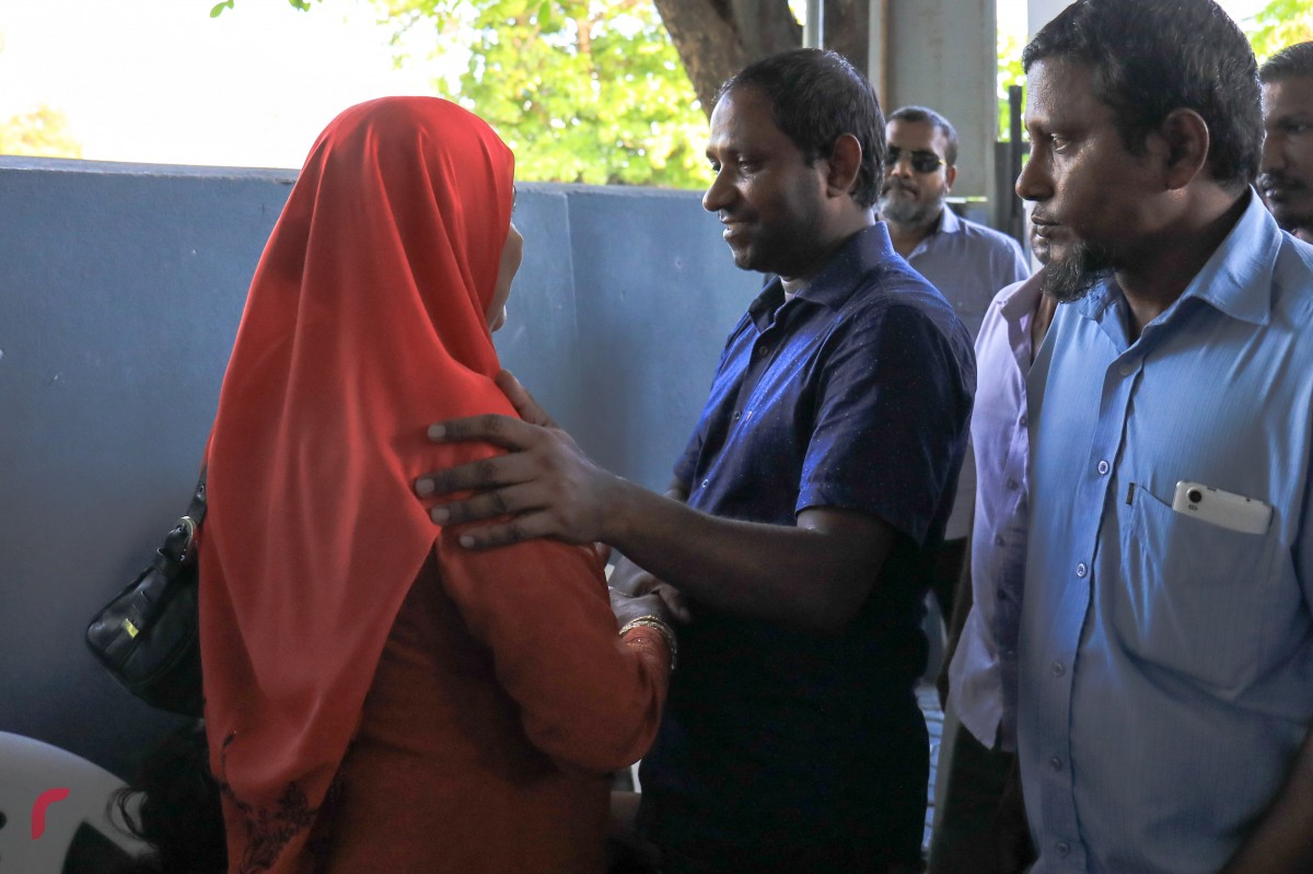 ޖަނާޒާ ނިމުމާއެކު ސައުދު ޖަލަށް ގެންދިއުމަށް ފުލުހުން ދިއުމުން މެމްބަރު ސައުދު އާއިލާ ބޭފުޅުންނާ ބައްދަލު ކުރައްވަނީ