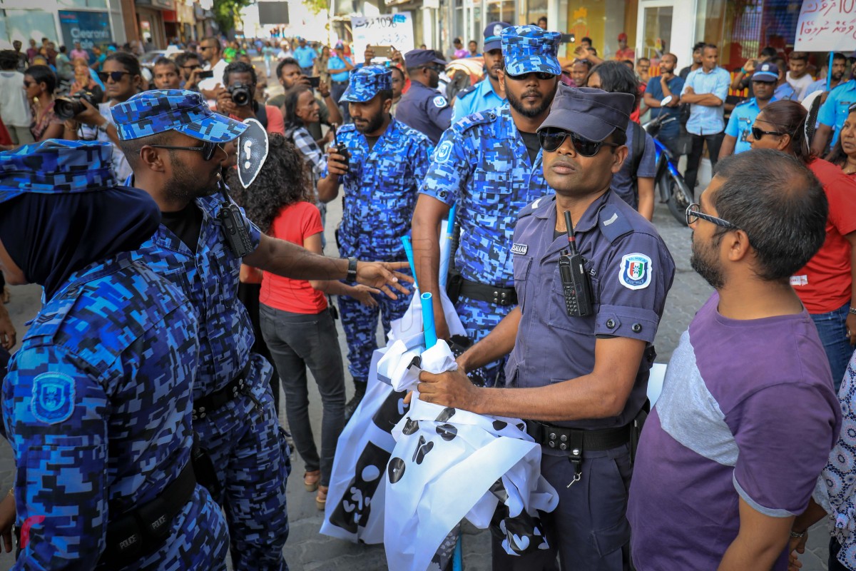 މި ހިނގާލުމުގައި ބޭނުންކުރި ހުރިހާ ބޯޑުތަކާއި ބެނާތައް ވަނީ ފުލުހުންގެ ބެލުމުގެދަށަށް ގެންގޮސްފައި