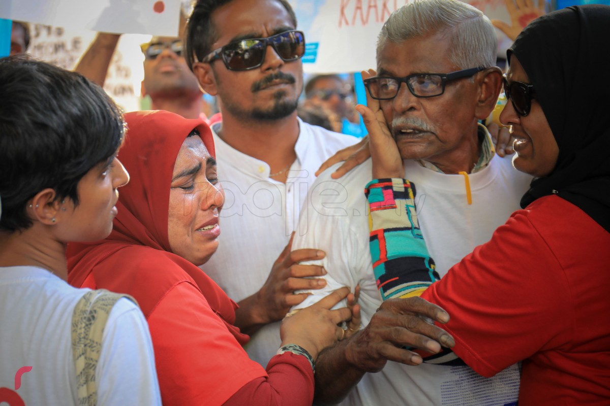 ރިލްވާންގެ އާއިލާއިން އިންތިޒާމްކޮށްގެން ބޭއްވި ސުވާލުމާޗަށް ފުލުހުން ހުރަސް އެޅުމުން އާއިލާ މަޑުކޮށްލައިގެން - ފުލުުހުން ވަނީ ހިނގާލުން ހުއްޓުވުމަށް ޕެޕަރ ސްޕްރޭ ބޭނުންކޮށްފަ