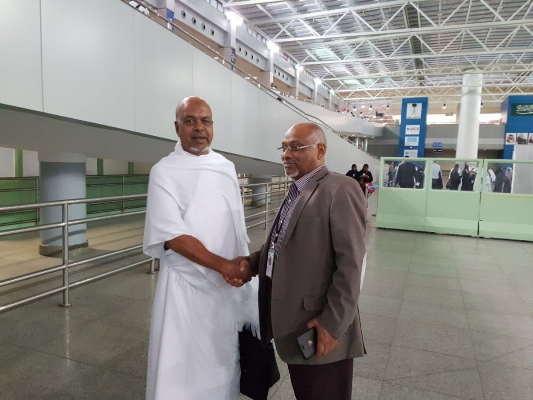 މޯލްޑިވްސް ޙައްޖު ކޯޕަރޭޝަނުން މިއަހަރު ޙައްޖަށް ވަޑައިގެންނެވި ފުރަތަމަ ފްލައިޓްގެ ޙާޖީންނަށް ރާއްޖެއިން ސައުދީއަރަބިއްޔާއަށް ކަނޑައަޅުއްވާފައި ހުންނަވާ ދިވެހި ސަފީރު، އަބްދުﷲ ހަމީދު ވަނީ މަރުހަބާ ކި