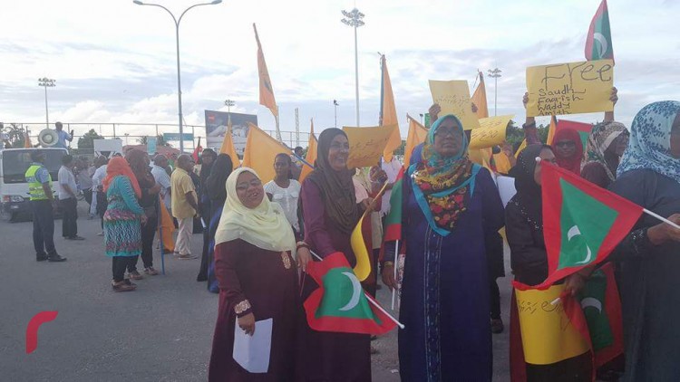 އޯގަސްޓް 11، 2017: ސަރުކާރާ ދެކޮޅަށް އައްޑޫގައި ބޭއްވި މުޒާހަރާ: މި މުޒާހަރާގައި ހައްޔަރުކޮށްފައިވާ މަޖިލީހުގެ މެމްބަރުން މިނިވަންކުރަން ގޮވާލި