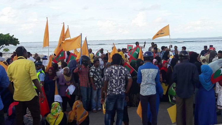 އޯގަސްޓް 11، 2017: ސަރުކާރާ ދެކޮޅަށް އައްޑޫގައި ބޭއްވި މުޒާހަރާ: މި މުޒާހަރާގައި ހައްޔަރުކޮށްފައިވާ މަޖިލީހުގެ މެމްބަރުން މިނިވަންކުރަން ގޮވާލި