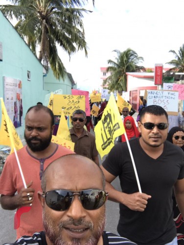 އޯގަސްޓް 11، 2017: ގދ. ތިނަދޫގައި ސަރުކާރާ ދެކޮޅަށް ބޭއްވި މުޒާހަރާގެ ތެރެއިން