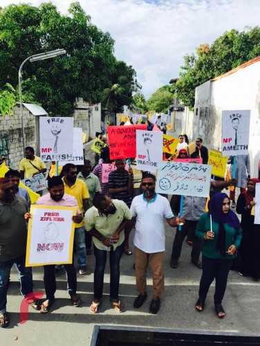 އޯގަސްޓް 11، 2017: ގދ. ތިނަދޫގައި ސަރުކާރާ ދެކޮޅަށް ބޭއްވި މުޒާހަރާގެ ތެރެއިން