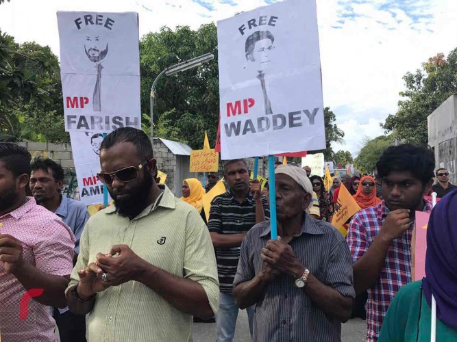 އޯގަސްޓް 11، 2017: ގދ. ތިނަދޫގައި ސަރުކާރާ ދެކޮޅަށް ބޭއްވި މުޒާހަރާގެ ތެރެއިން